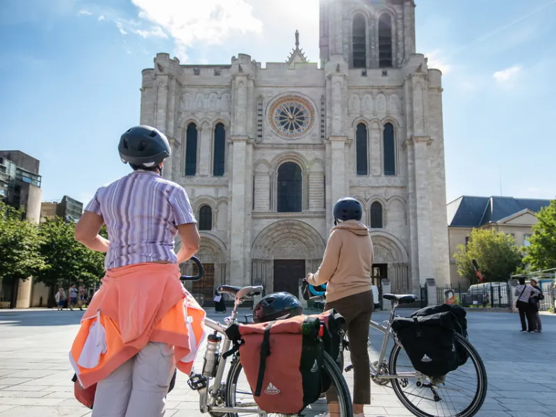 A vélo devant la basilique Saint-Denis