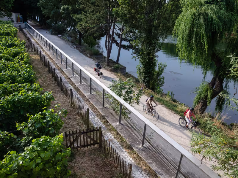 Cyclistes sur le chemin de halage à Epinay-sur-Seine