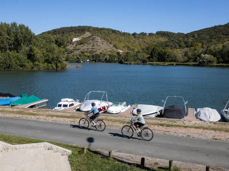 Au bord des étangs de Léry-Poses et ses sports de loisirs sur l'eau