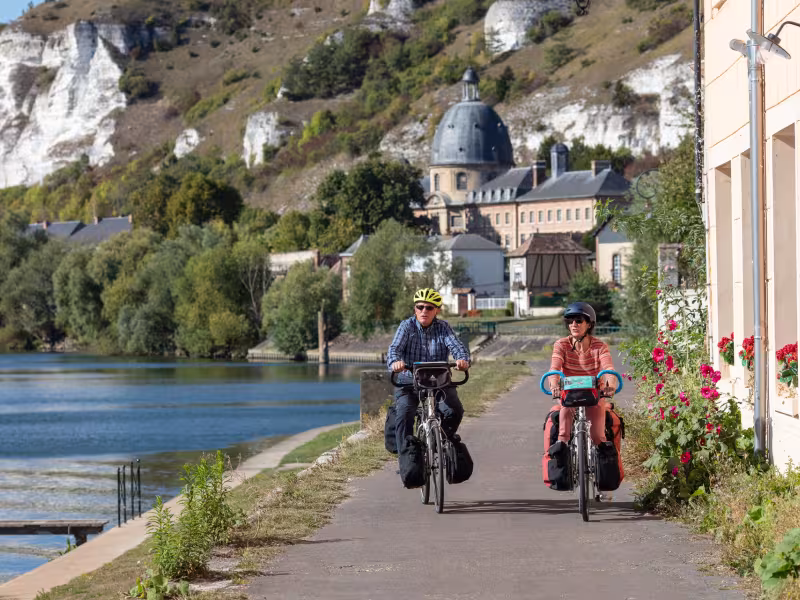 Cyclistes sur les bords de Seine et ses falaises de craies aux Andelys