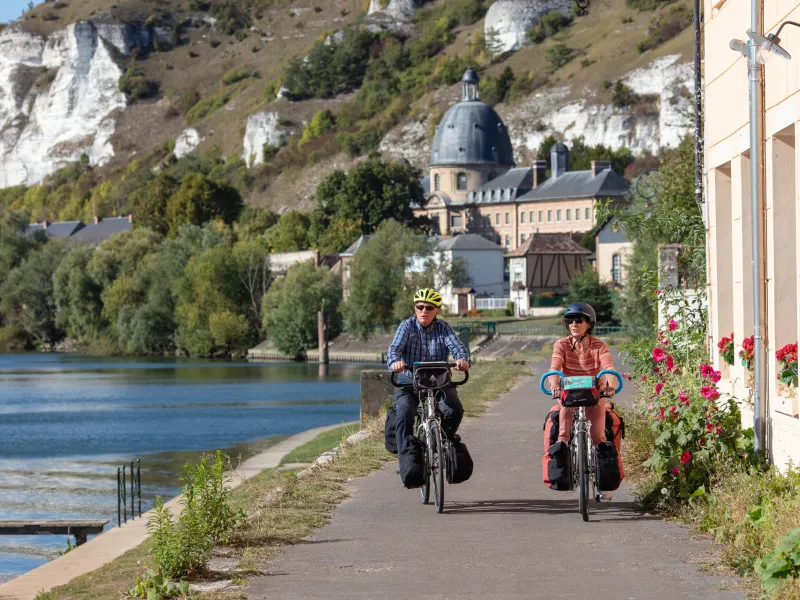 Cyclistes sur les bords de Seine et ses falaises de craies aux Andelys