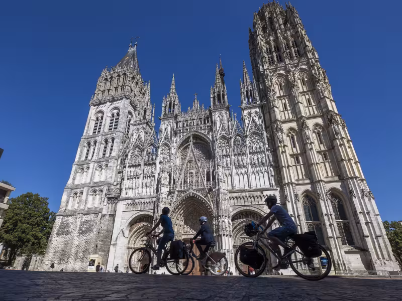 Voyageurs à vélo devant la cathédrale de Rouen