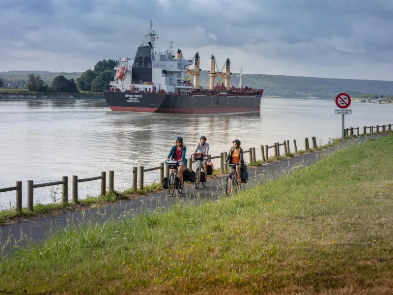 Sur la voie verte de La Seine à Vélo vers Rives-en-Seine 