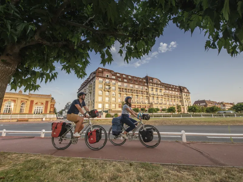 Cyclistes devant l'Hôtel Barrière le Royal à Deauville