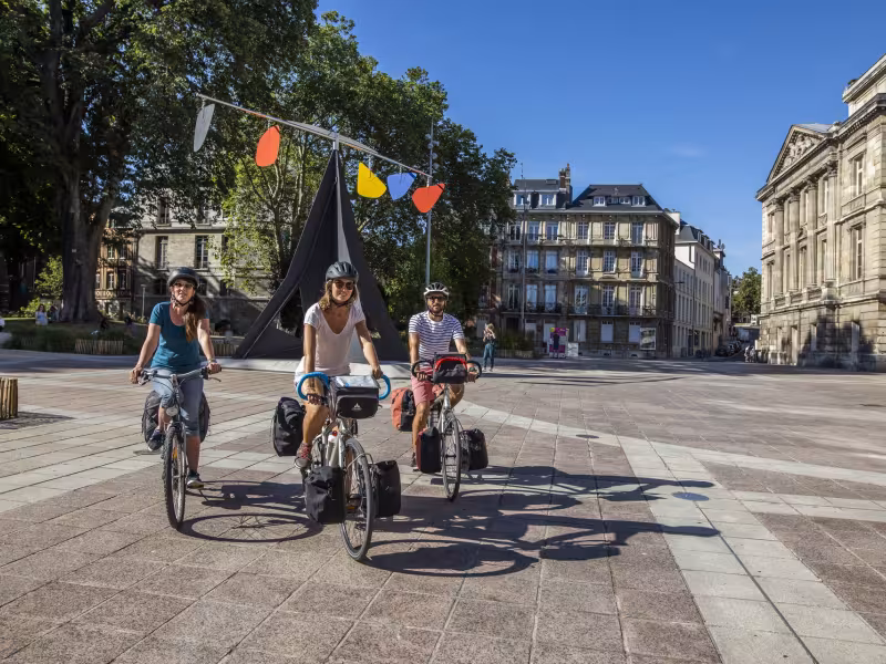 Cyclistes sur la place du musée des Beaux Arts à Rouen