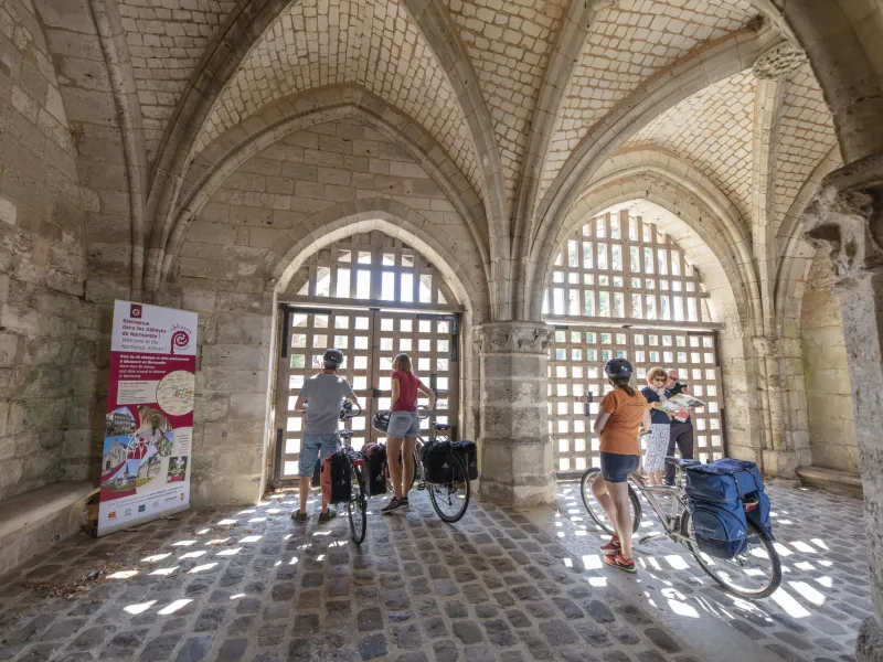 Cyclistes devant la porterie de l'abbaye de Jumièges