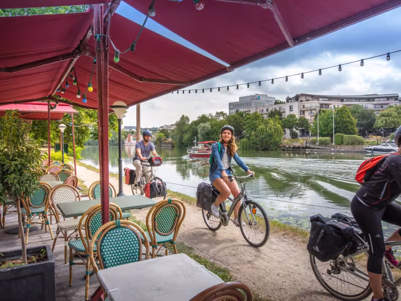 Vélos devant la guinguette de l'île de Chatou