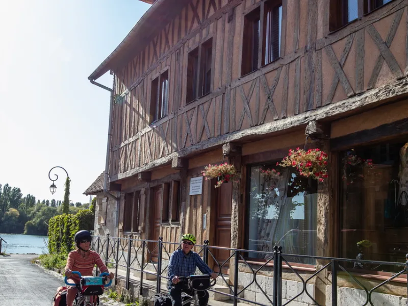 Balade à vélo dans les rues des Andelys et ses maisons à colombage