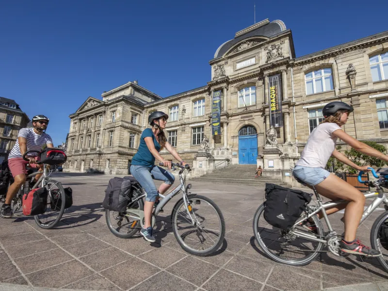Cyclistes devant le musée des Beaux-Arts de Rouen