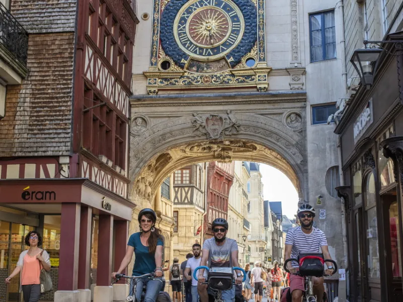 Passage à vélo sous Le Gros Horloge à Rouen