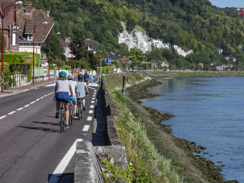 Les quais de Seine et ses falaises de craies à la sortie de La Bouille