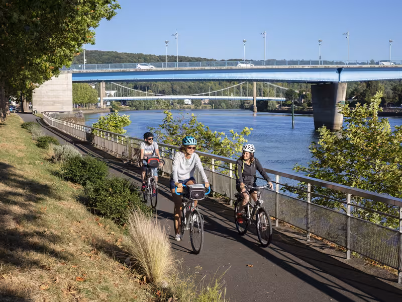 Piste Cyclable au bord du fleuve à Elbeuf
