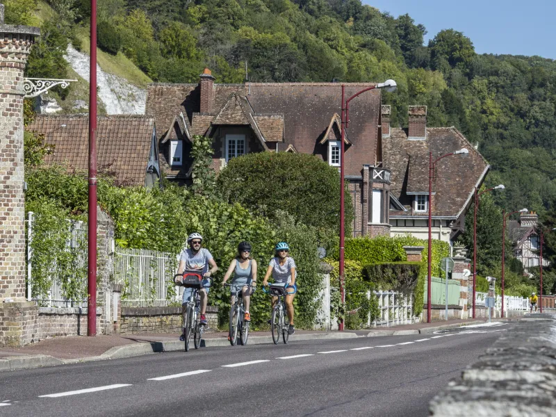Les belles demeures sur les quais de Seine à La Bouille