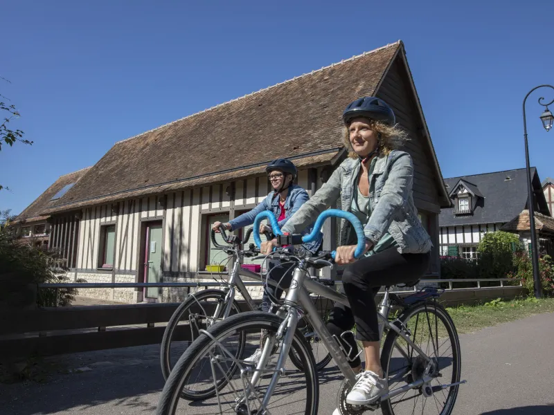 La Seine à Vélo dans les rues de Poses et ses maisons à colombage