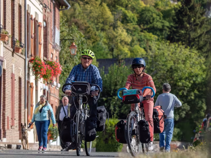 Cyclistes sur le halage aux Andelys