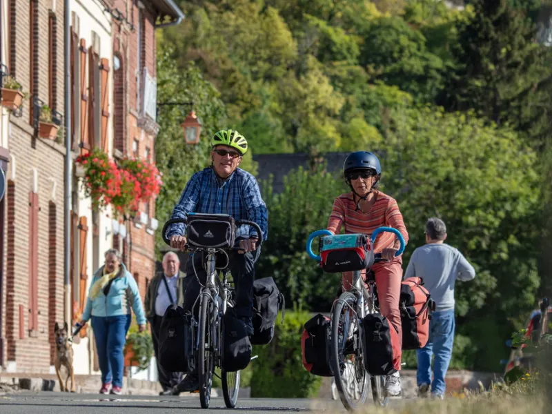 Cyclistes sur le halage aux Andelys