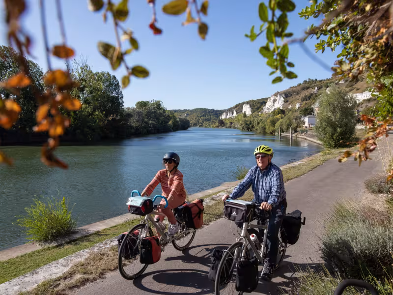 Voyageurs sur le chemin de halage de la Seine à vélo aux Andelys