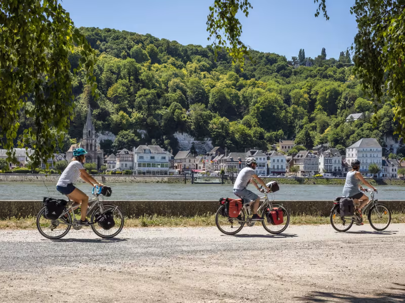 Arrivée au bac de La Bouille sur la voie verte de La Seine à Vélo entre Rouen et Sahurs