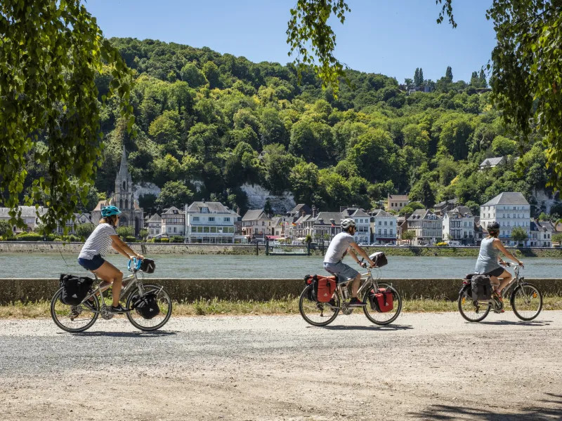 Arrivée au bac de La Bouille sur la voie verte de La Seine à Vélo entre Rouen et Sahurs
