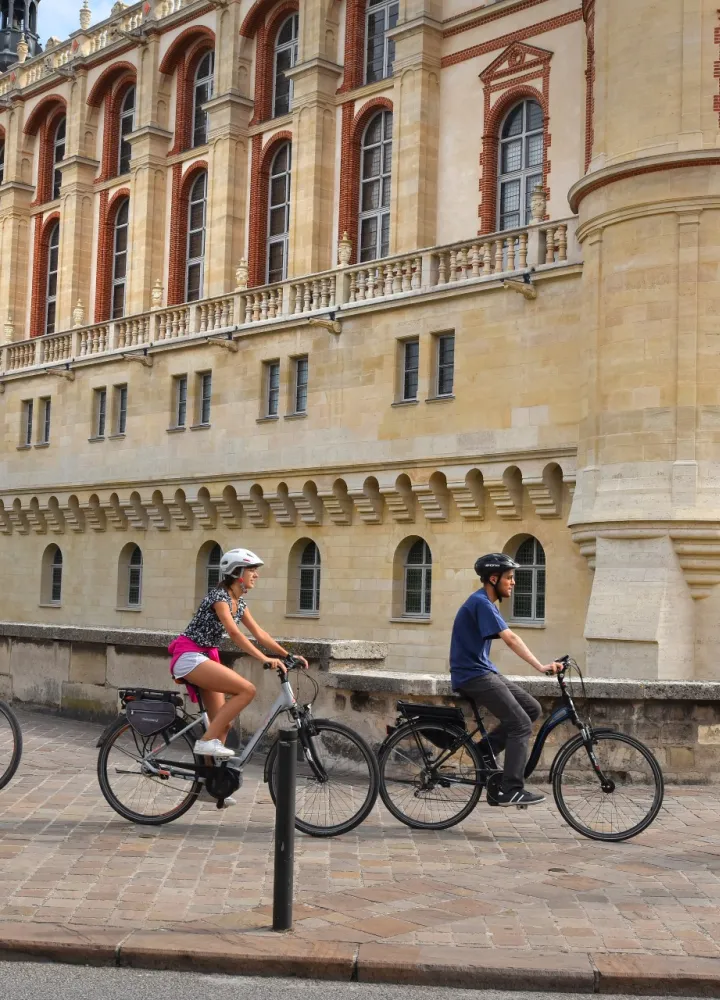 Devant le château de Saint-Germain-en-Laye