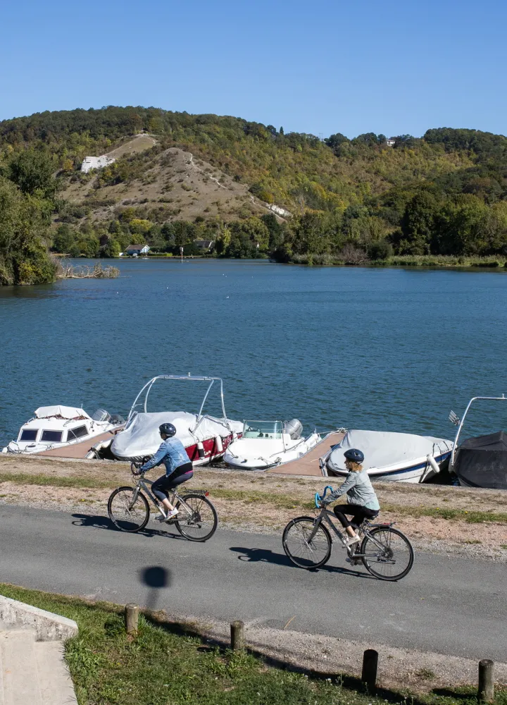 Au bord des étangs de Léry-Poses et ses sports de loisirs sur l'eau