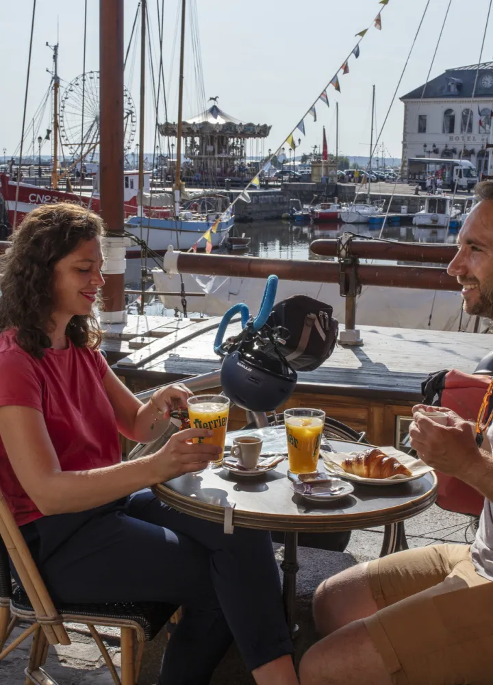 Pause café en terrasse à Honfleur