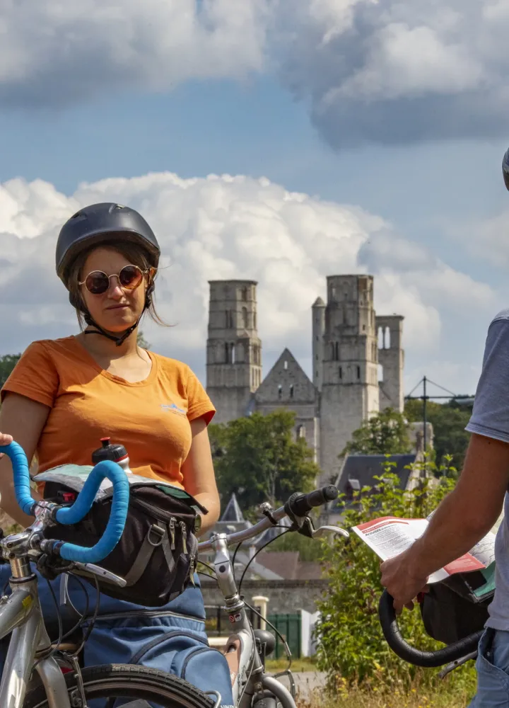 Cyclistes devant l'abbaye de Jumièges