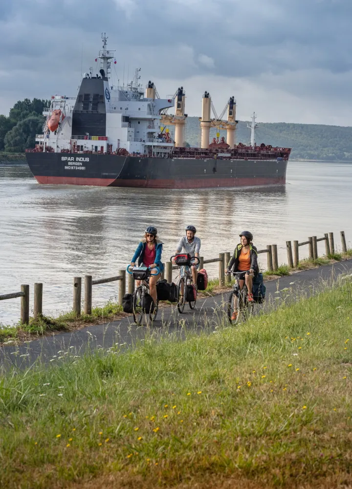 Sur la voie verte de La Seine à Vélo vers Rives-en-Seine 