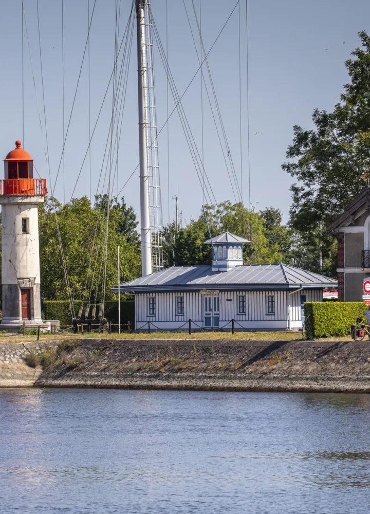 Cyclistes devant le phare de Honfleur