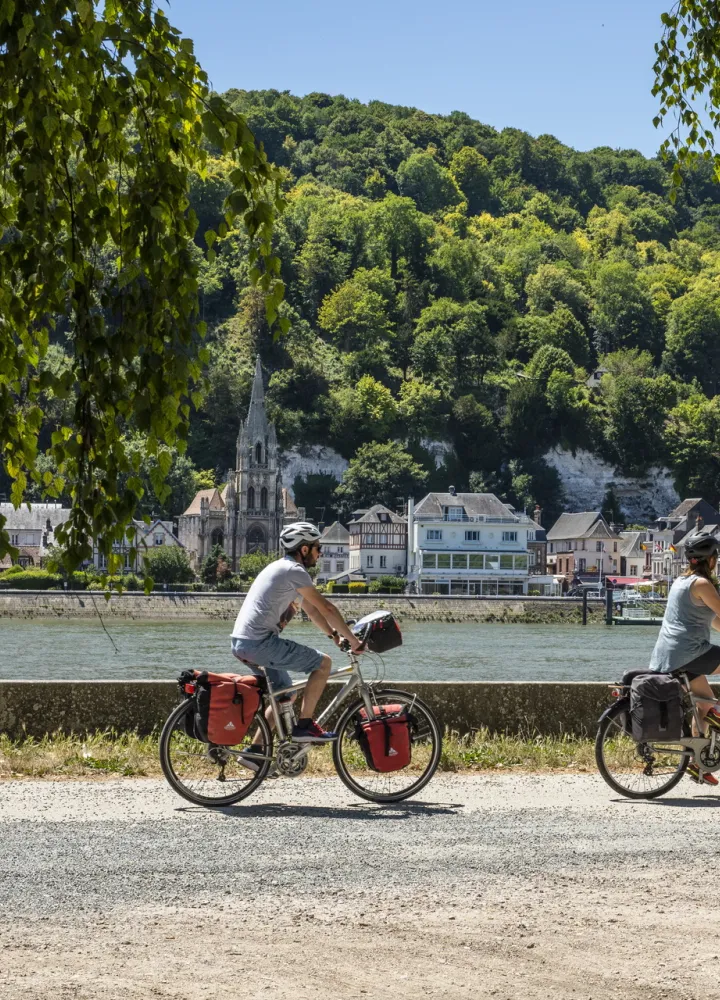 Arrivée à La Bouille à vélo, côté Sahurs