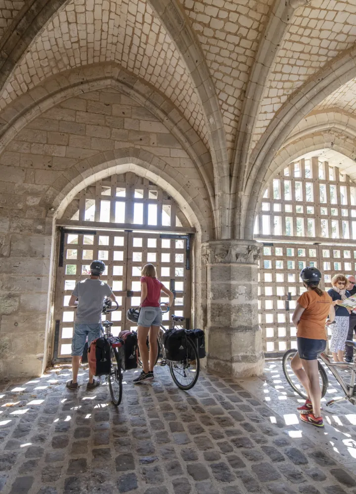 Cyclistes devant la porterie de l'abbaye de Jumièges