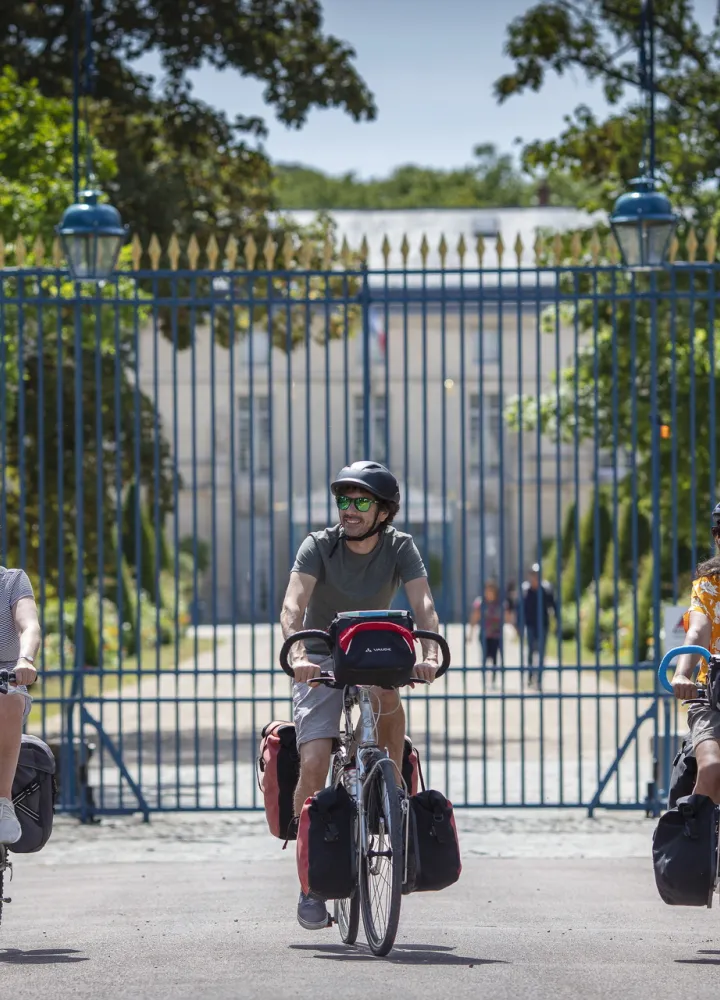 Devant les grilles du château de Rueil-Malmaison