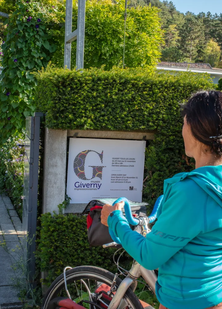 Cyclistes devant l'entrée du Musée des impressionnismes à Giverny
