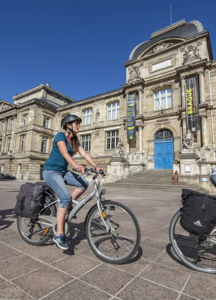Cyclistes devant le musée des Beaux-Arts de Rouen