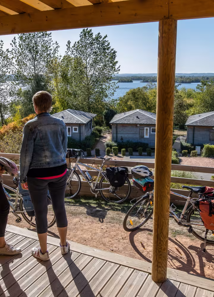 Vue sur la base de loisirs de Léry-Poses et ses étangs