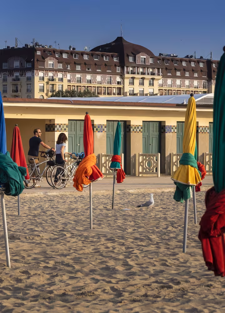Parasols en couleurs sur la plage de Deauville