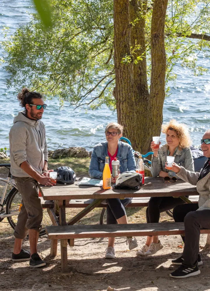 Pause pique-nique au bord de l'étang de Léry-Poses