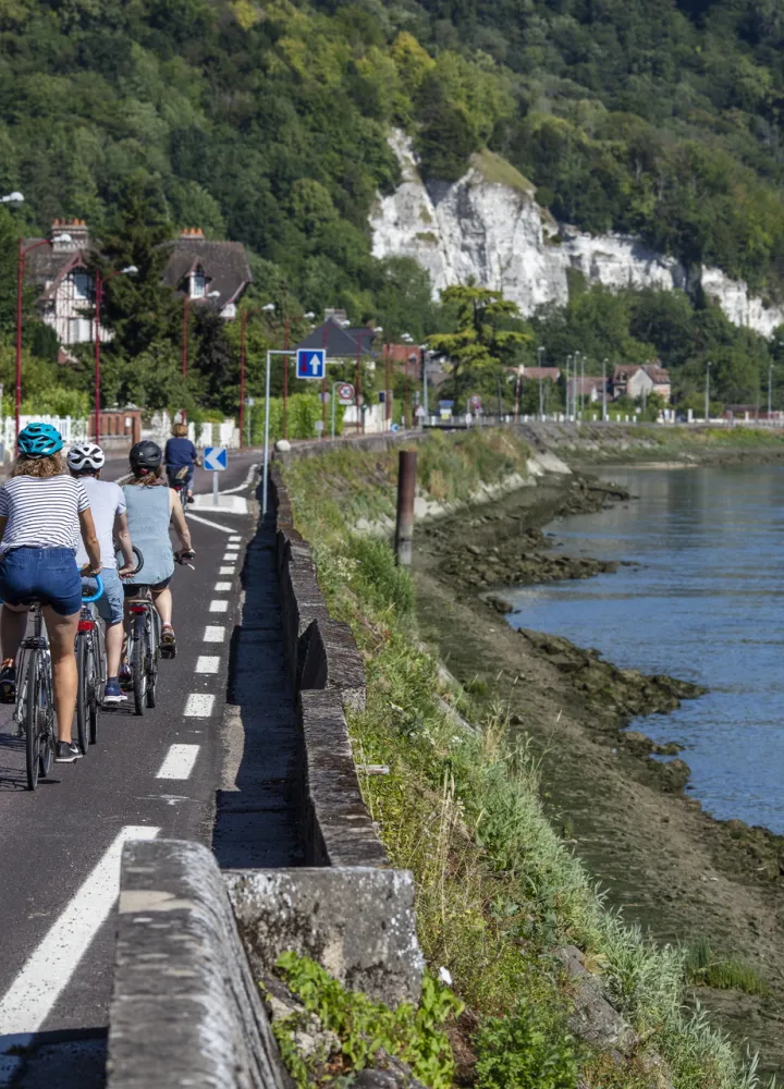 Les quais de Seine et ses falaises de craies à la sortie de La Bouille