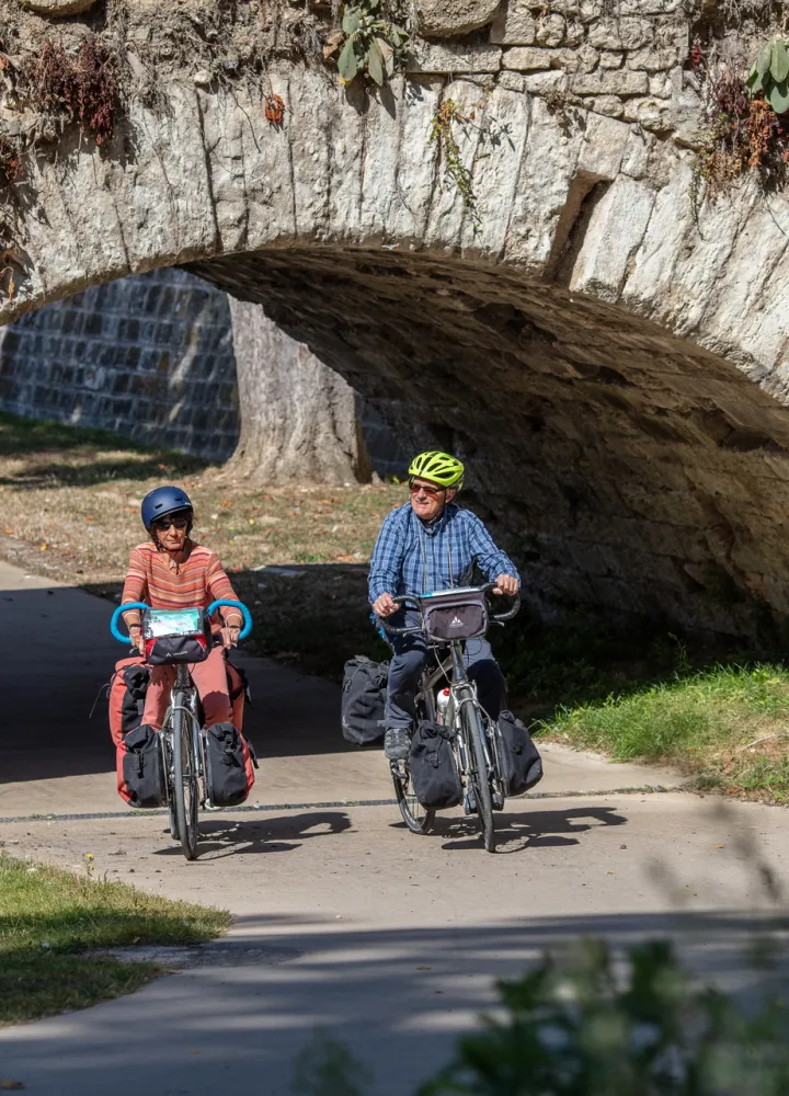Cyclistes sous le vieux moulin de Vernon