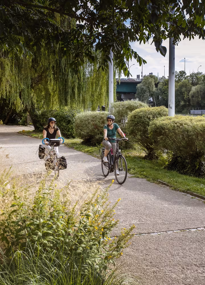 Voyageurs à Vélo le long de la Seine sur la promenade bleue