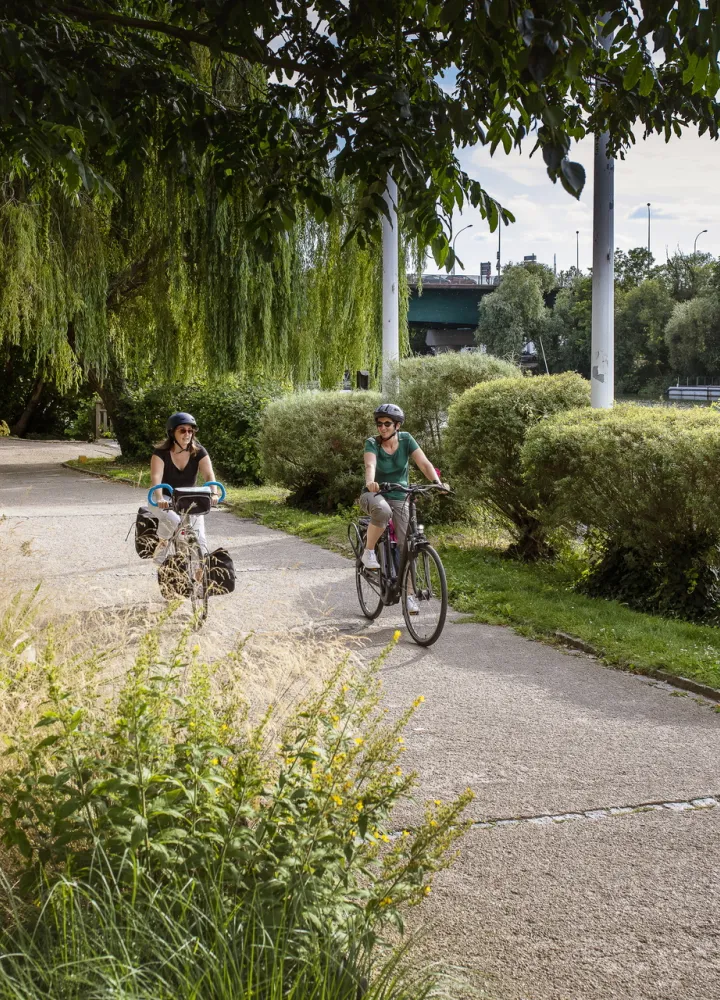 Voyageurs à Vélo le long de la Seine sur la promenade bleue