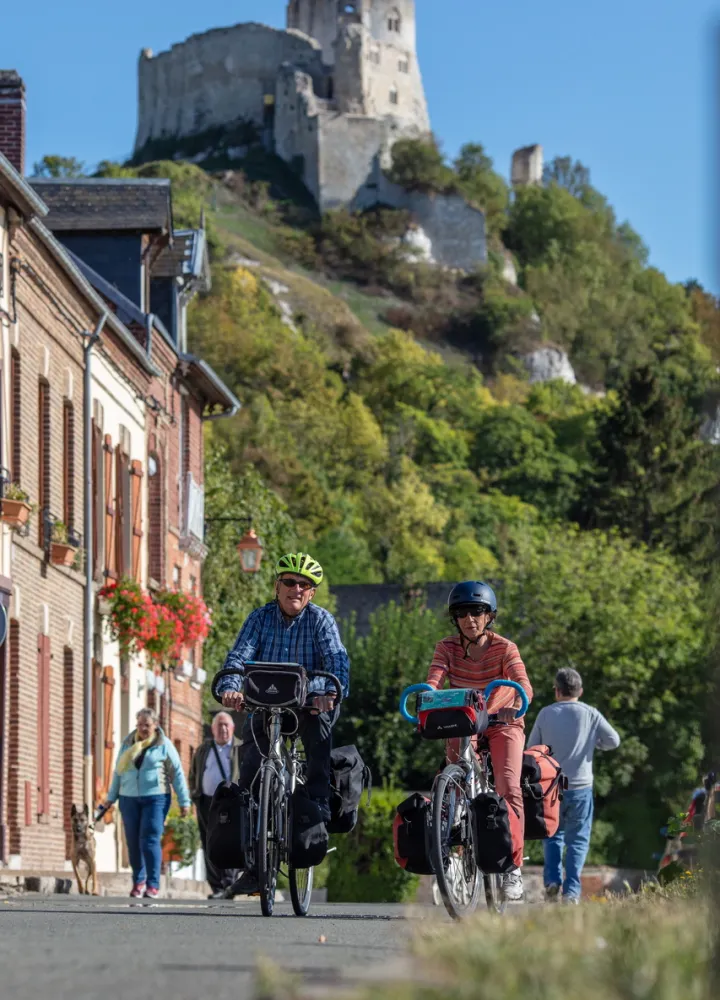 Cyclistes sur le halage aux Andelys