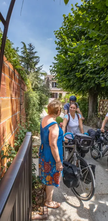 Arrivée de cyclistes dans une chambre d'hôtes Accueil Vélo à Sartrouville