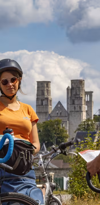 Cyclistes devant l'abbaye de Jumièges