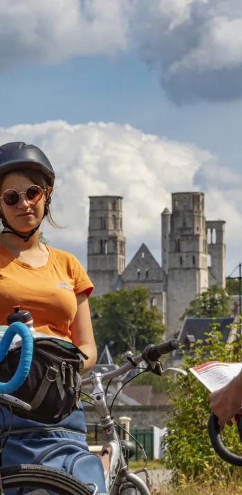 Cyclistes devant l'abbaye de Jumièges