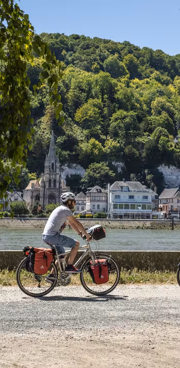 Arrivée à La Bouille à vélo, côté Sahurs
