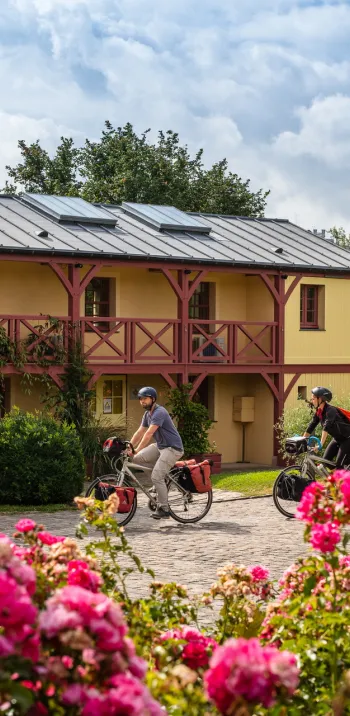 Arrivée de cyclistes au musée Fournaise sur l'île de Chatou