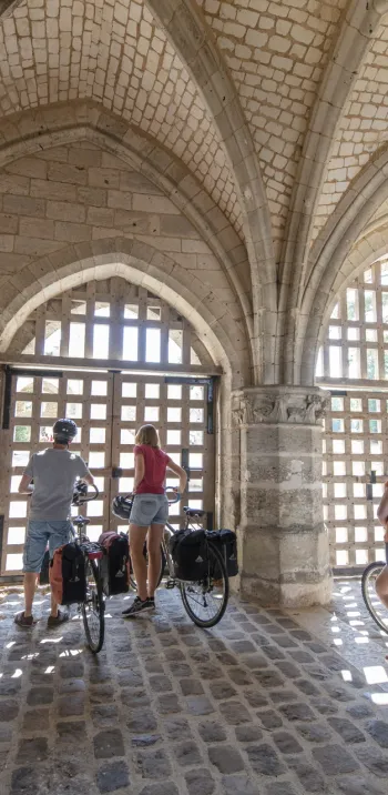 Cyclistes devant la porterie de l'abbaye de Jumièges