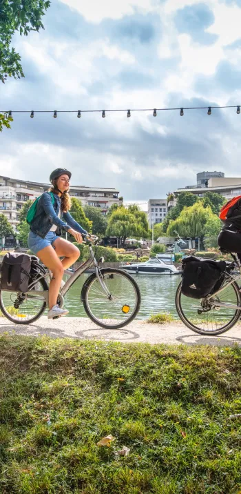 Cyclistes sur La Seine à Vélo sur l'île de Chatou