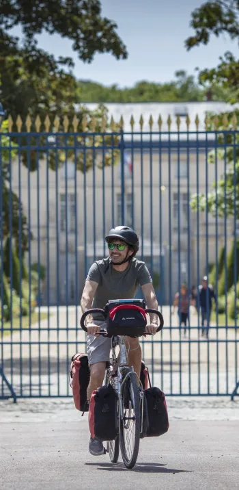 Devant les grilles du château de Rueil-Malmaison